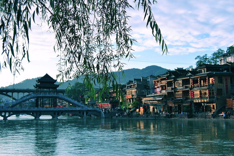 Phượng Hoàng Cổ Trấn đầy thơ mộng